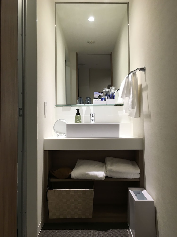 デラックス ツインルーム 禁煙 バスルームのシンク0 | 日本青年館ホテル