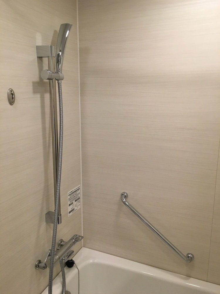 デラックスクイーンルーム 禁煙 バスルームのシャワー0 | 日本青年館ホテル