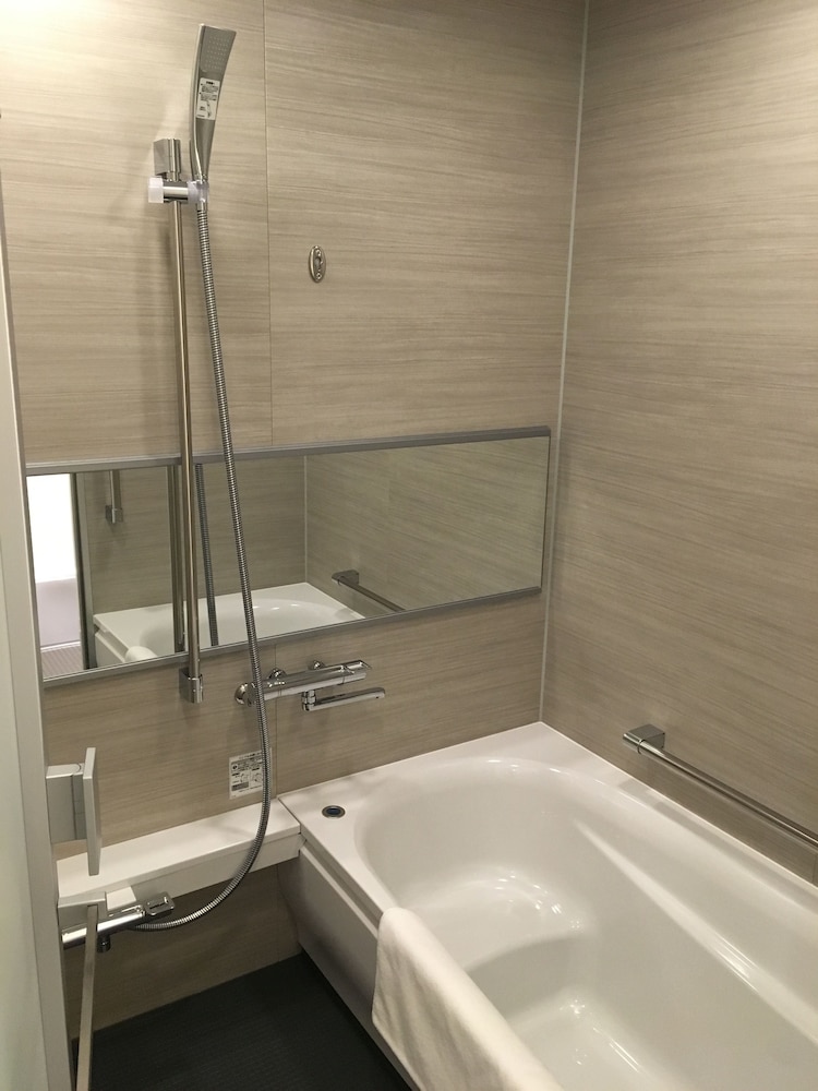 スーペリアラージツインルーム 禁煙 バスルームのシャワー0 | 日本青年館ホテル