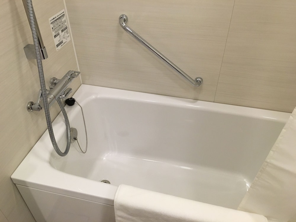 デラックスクイーンルーム 禁煙 バスルームのシャワー1 | 日本青年館ホテル