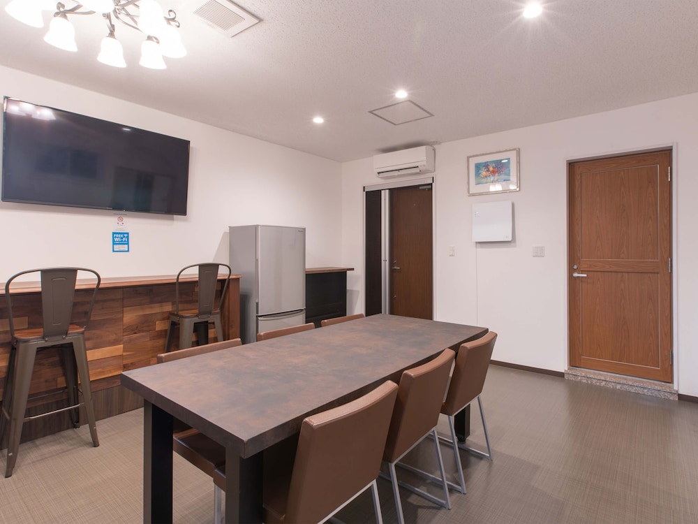 Family room (No elevator, only stair access) リビング エリア0 | ホテルコザ