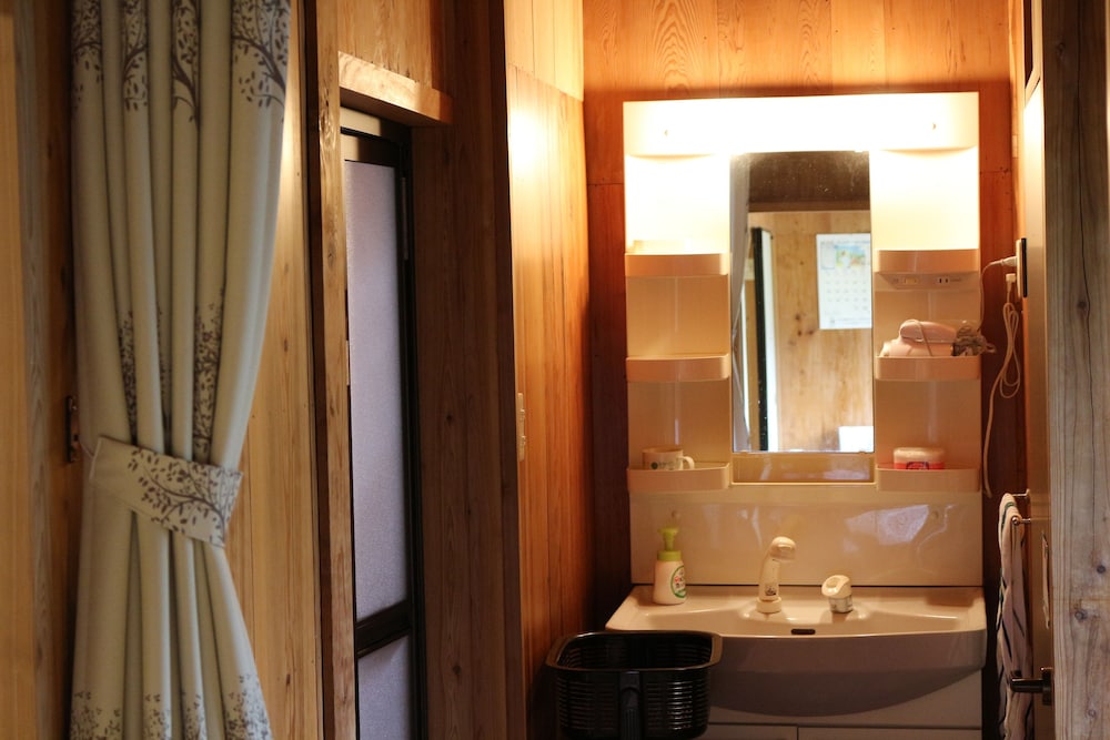 ファミリー ルーム バスルームのシンク0 | コテージ 屋久杉の家