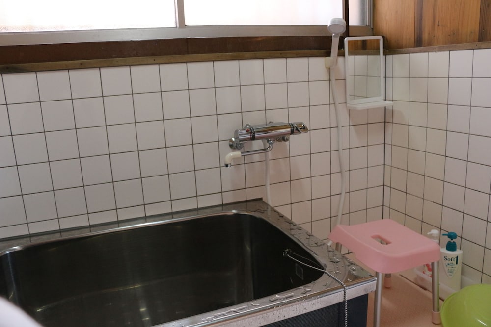 ファミリー ルーム バスルームのシャワー0 | コテージ 屋久杉の家