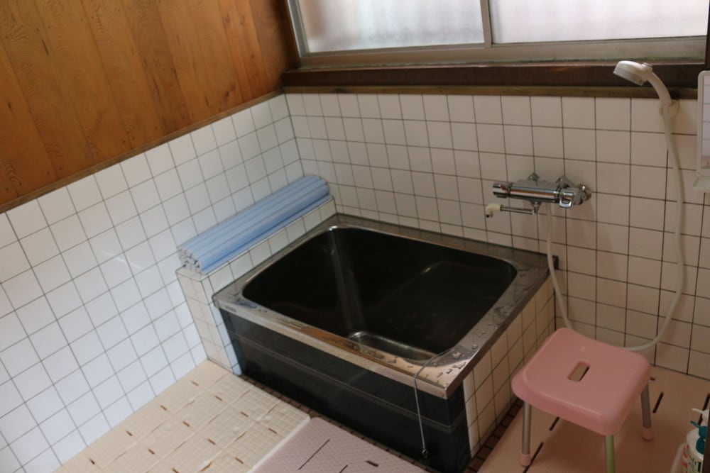 ファミリー ルーム 深めの浴槽0 | コテージ 屋久杉の家