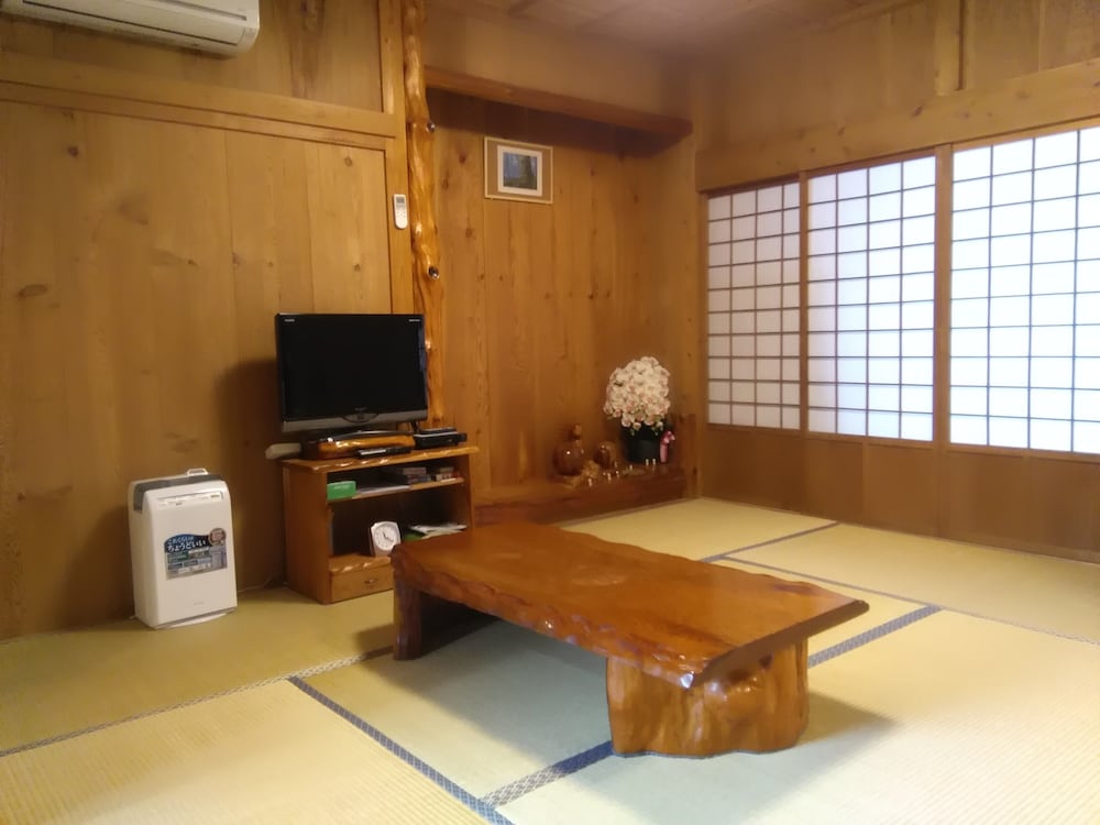 ファミリー ルーム リビング エリア1 | コテージ 屋久杉の家