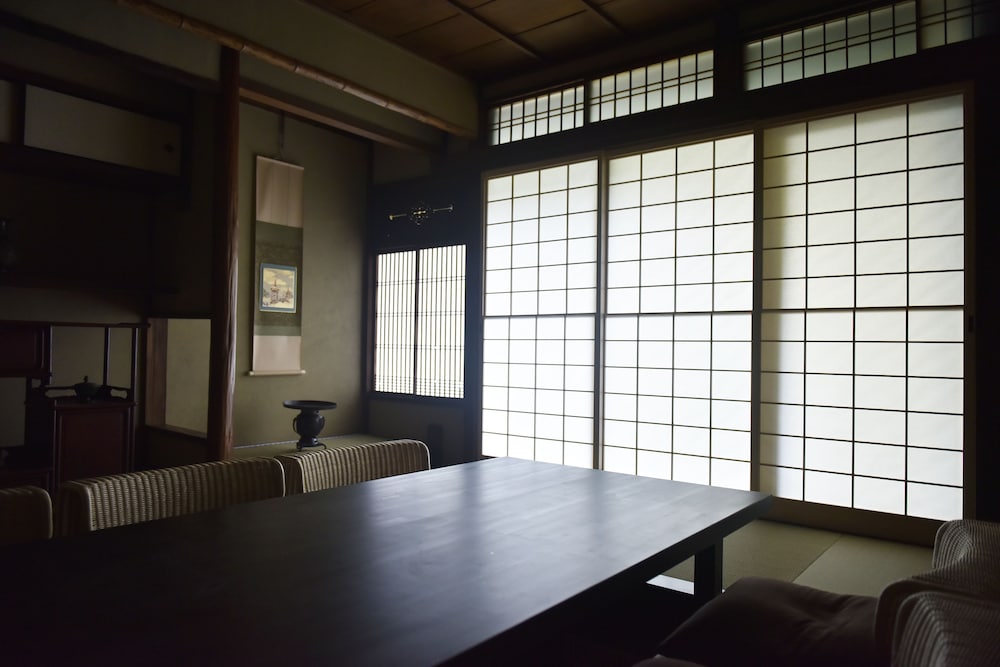 一棟貸し町家 客室内のダイニングエリア1 | 藏や 千本三条