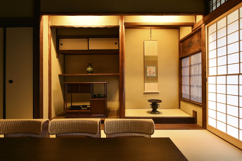 一棟貸し町家 客室内のダイニングエリア2 | 藏や 千本三条