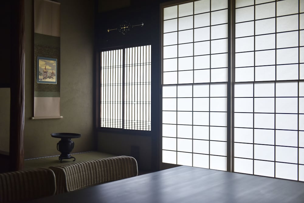 一棟貸し町家 客室内のダイニングエリア4 | 藏や 千本三条