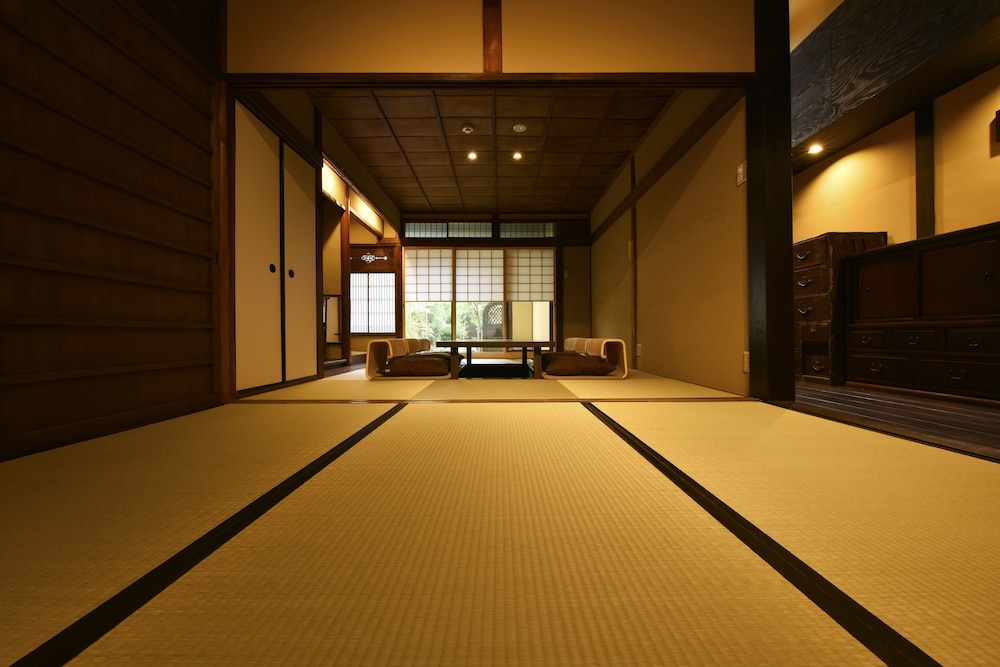 一棟貸し町家 リビング エリア1 | 藏や 千本三条