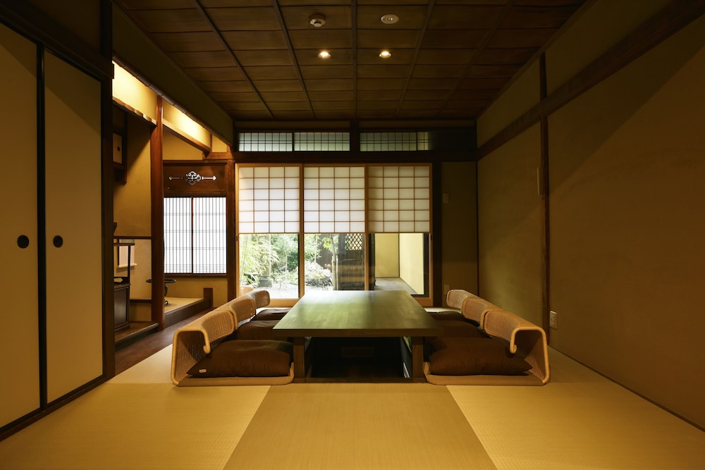 一棟貸し町家 客室内のダイニングエリア0 | 藏や 千本三条