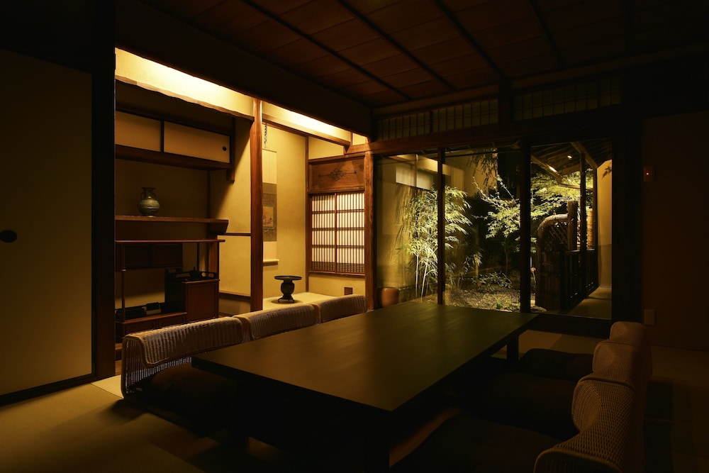 一棟貸し町家 客室内のダイニングエリア3 | 藏や 千本三条