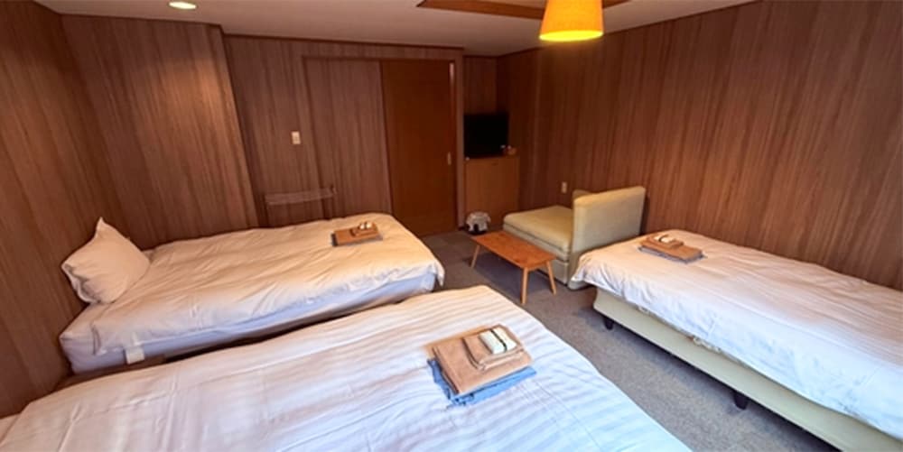 スタンダード トリプルルーム シングルベッド 3 台 禁煙 客室1 | 励明園