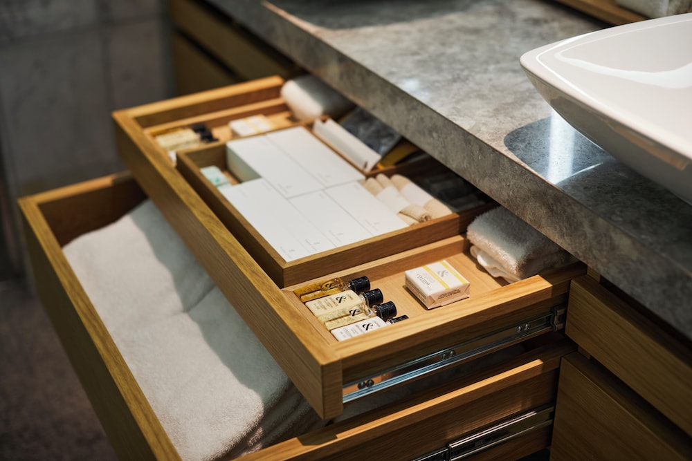 プレミアグラン - スイート・ツイン （禁煙） クラブラウンジ朝食＆アクセス付き バスルーム1 | 京王プラザホテル プレミアグラン