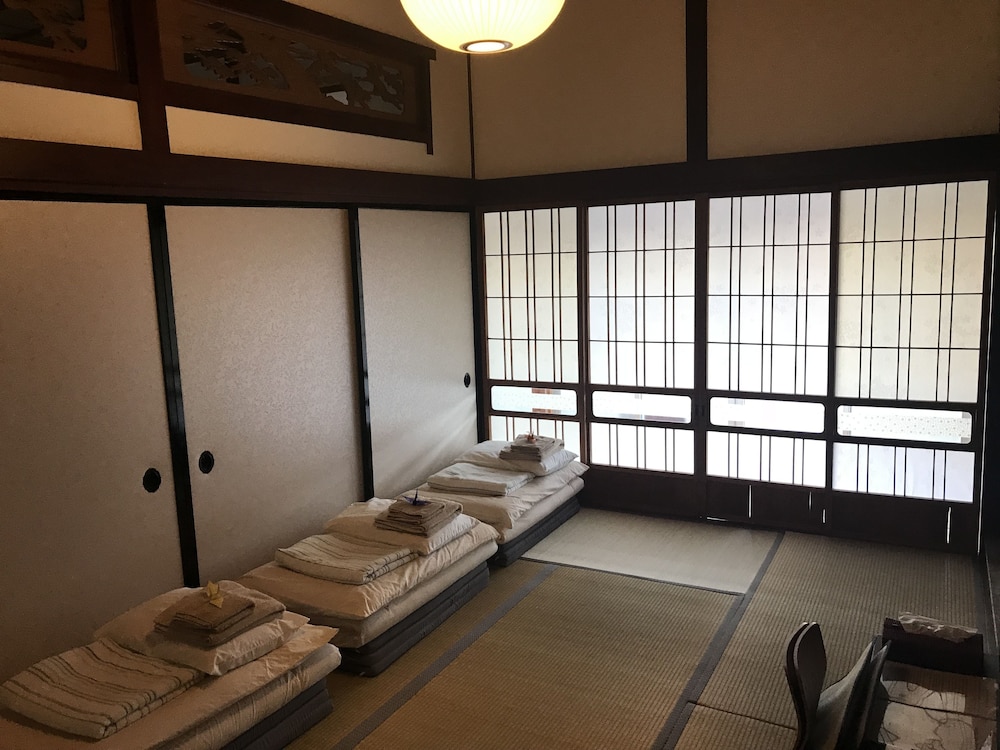 トラディショナル ルーム 4人部屋 個室 客室1 | Traveler's Wharf Shichigahama