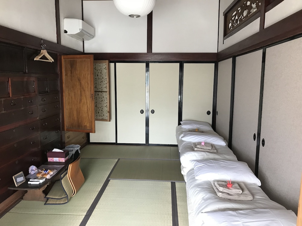 トラディショナル ルーム 4人部屋 個室 客室2 | Traveler's Wharf Shichigahama