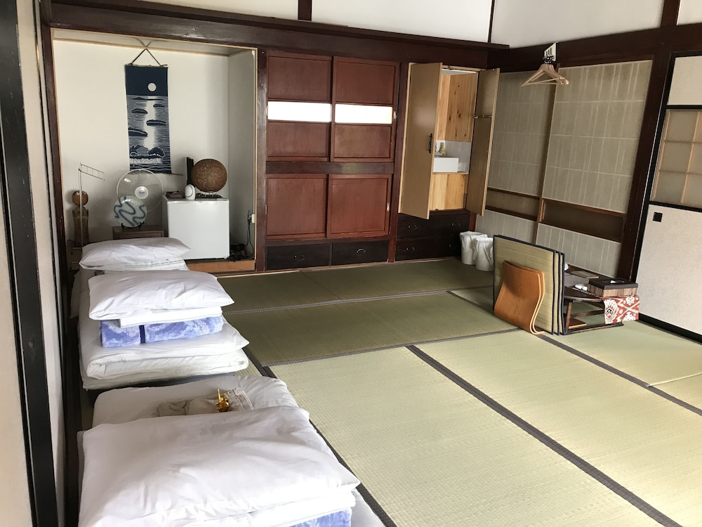 トラディショナル ルーム 5人部屋 個室 客室4 | Traveler's Wharf Shichigahama