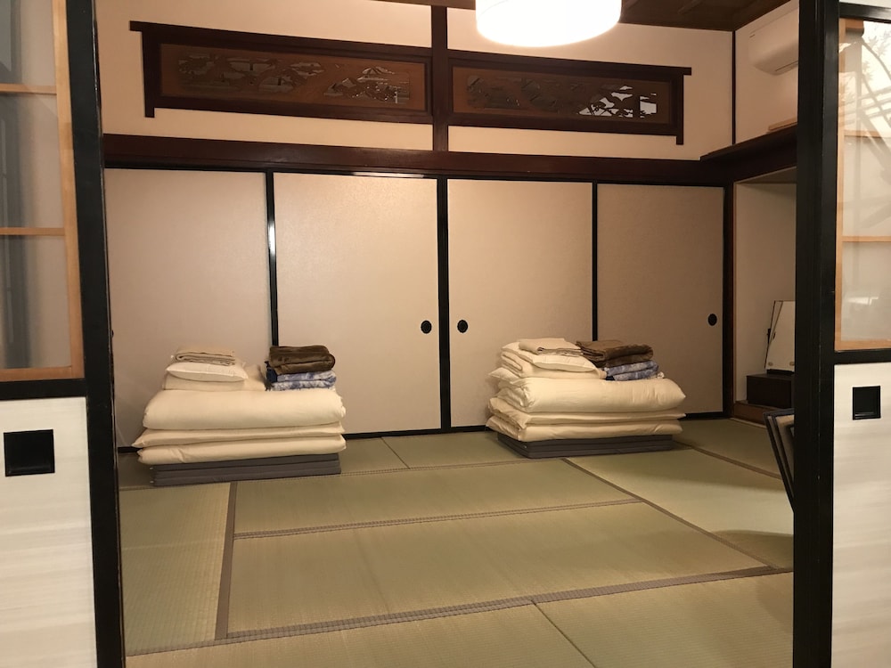 トラディショナル ルーム 5人部屋 個室 客室1 | Traveler's Wharf Shichigahama