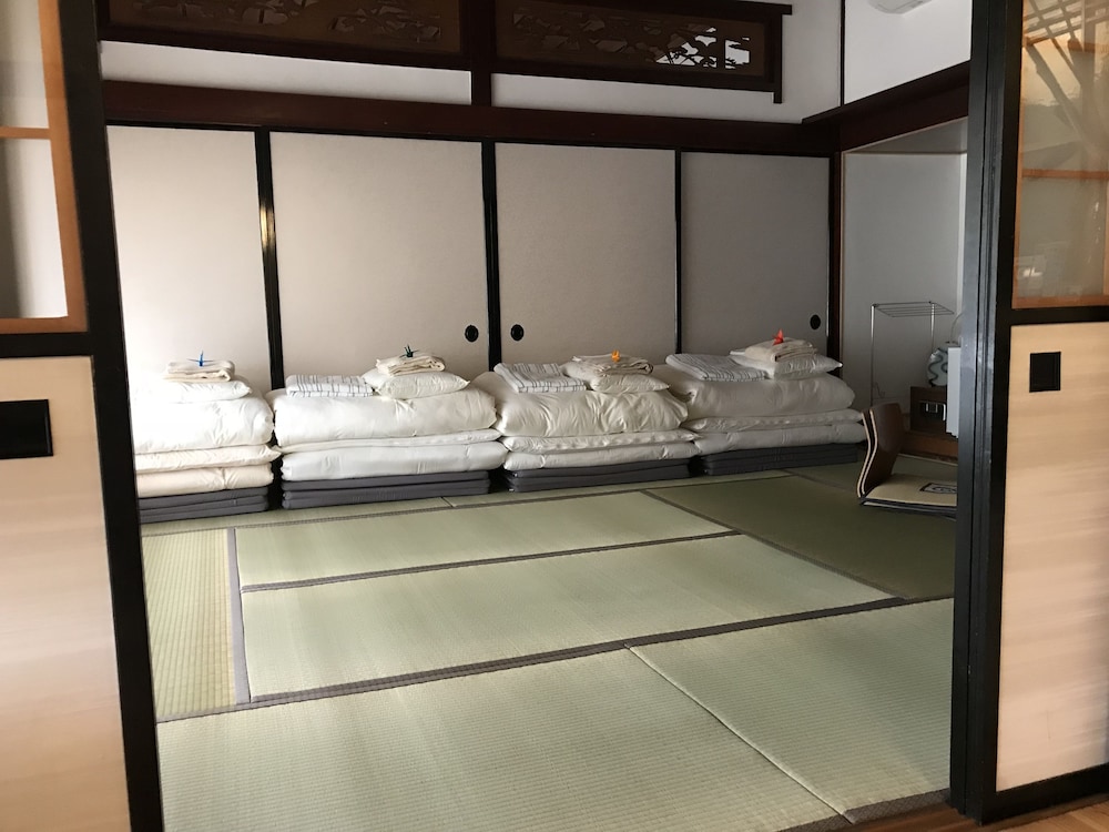 トラディショナル ルーム 5人部屋 個室 客室2 | Traveler's Wharf Shichigahama