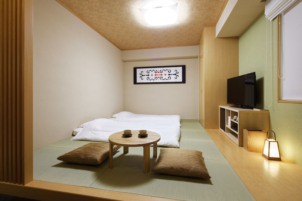 ジャパニーズ ファミリールーム (布団は最大4組 ※大人の人数と同数) 客室1 | からくさホテル札幌