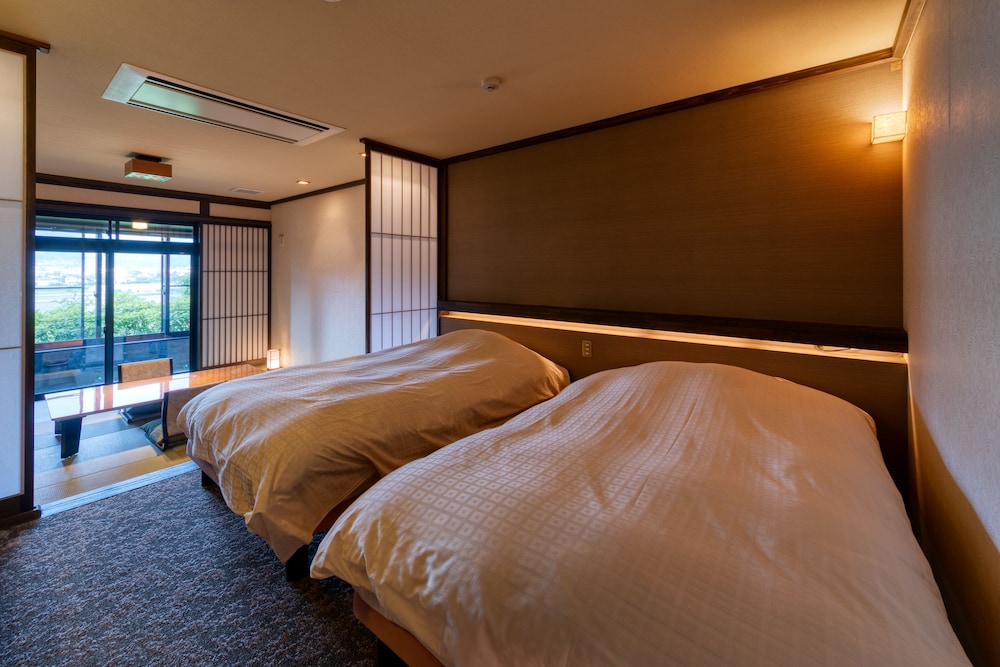 本邸眺望客室1階：菜の花-nanohana-展望風呂付(7歳からご宿泊可能) 客室1 | 由布院温泉　東匠庵