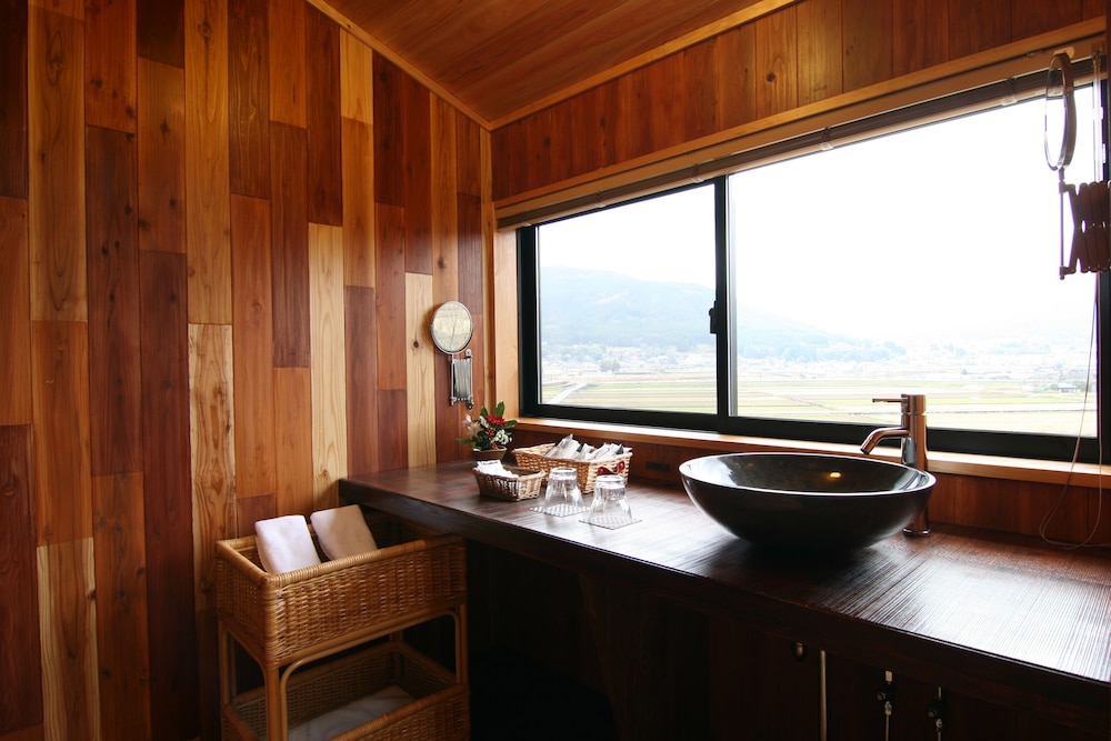 本邸眺望客室1階：菜の花-nanohana-展望風呂付(7歳からご宿泊可能) バスルーム0 | 由布院温泉　東匠庵