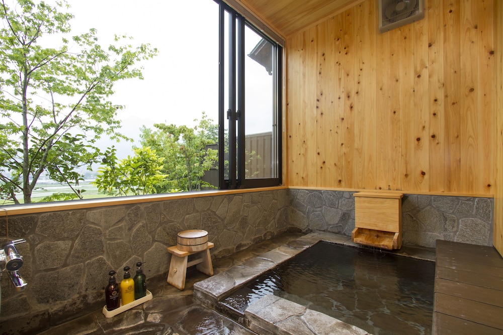 本邸眺望客室1階：菜の花-nanohana-展望風呂付(7歳からご宿泊可能) バスルーム1 | 由布院温泉　東匠庵