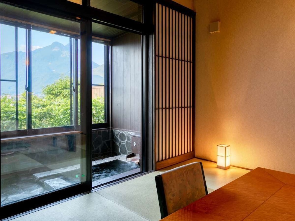 本邸眺望客室1階：菜の花-nanohana-展望風呂付(7歳からご宿泊可能) | 由布院温泉　東匠庵