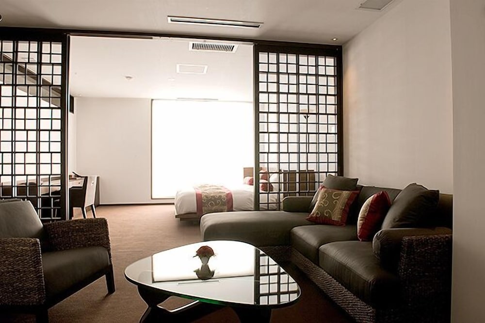 エグゼクティブスイートルーム リビングルーム2 | KIZASHI THE SUITE 京都祇園