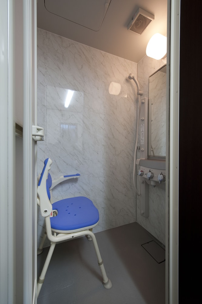 ユニバーサルデザインルーム 最大布団3組 バスルーム1 | 日の出旅館