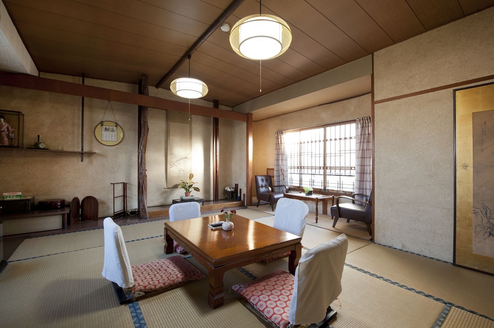 和室 11畳 (トイレ付禁煙) 最大4布団 客室1 | 日の出旅館