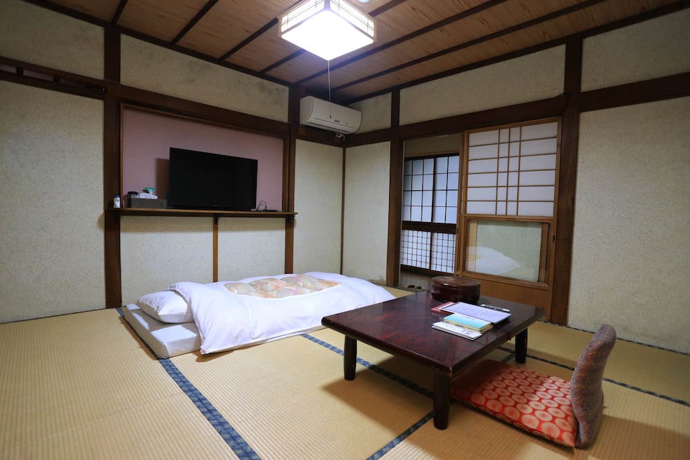 和室8畳 (トイレ付) 禁煙 最大布団2組 客室1 | 日の出旅館