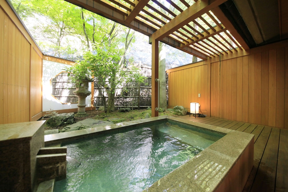 露天風呂付き客室 客室1 | つなぎ温泉 四季亭