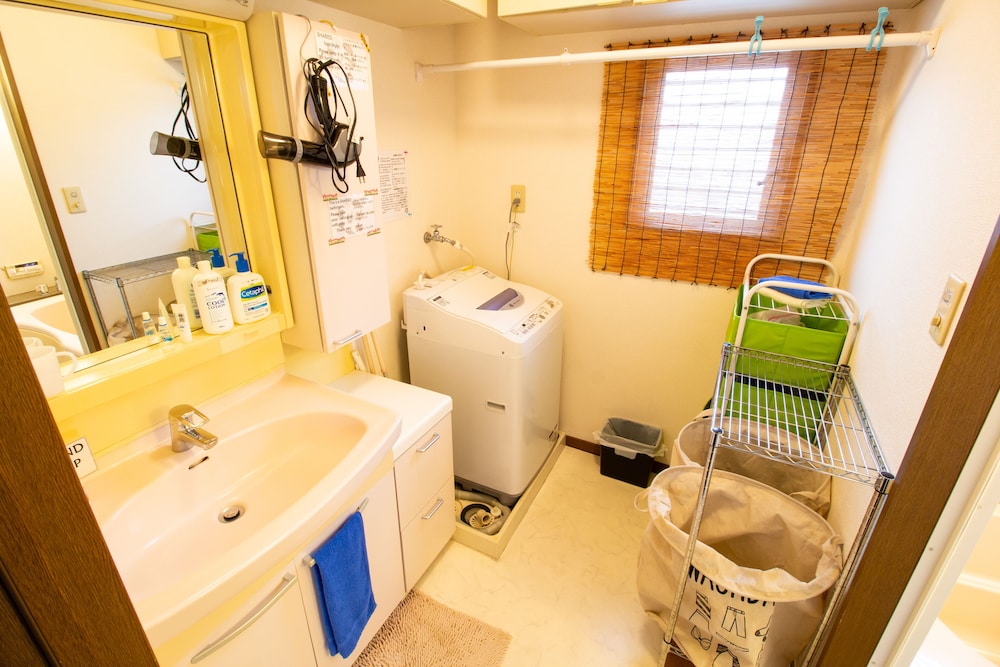 アリス 共用バスルーム1 | ゲストハウス Tsuu