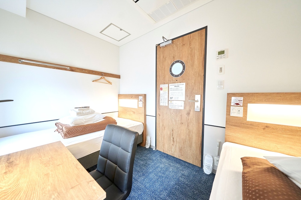 [プライベートルーム] ツイン [シャワー&トイレ共用] 禁煙 客室2 | WeBase 博多 ホステル