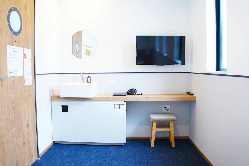 [プライベートルーム] キング [シャワー&トイレ共用] 禁煙 客室3 | WeBase 博多 ホステル