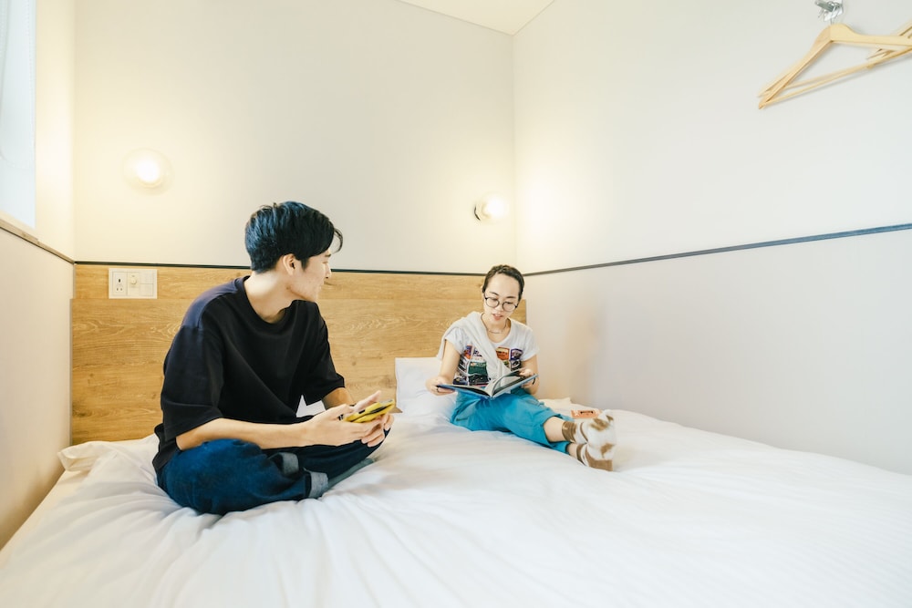 [プライベートルーム] キング [シャワー&トイレ共用] 禁煙 客室2 | WeBase 博多 ホステル