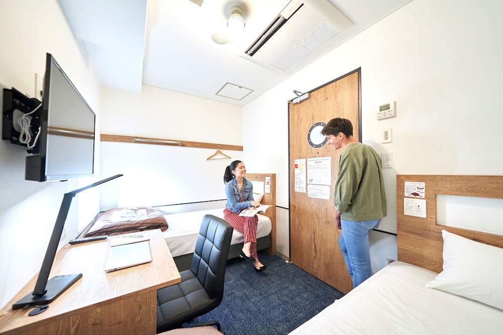 [プライベートルーム] ツイン [シャワー&トイレ共用] 禁煙 | WeBase 博多 ホステル