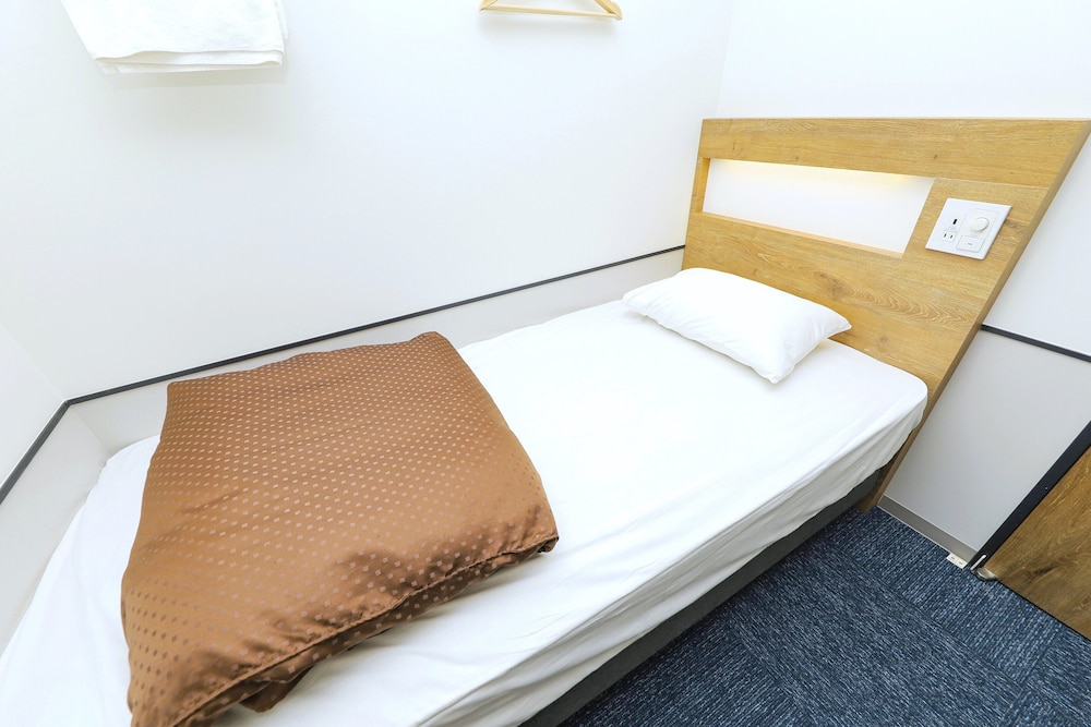 [プライベートルーム] ツイン [シャワー&トイレ共用] 禁煙 客室4 | WeBase 博多 ホステル