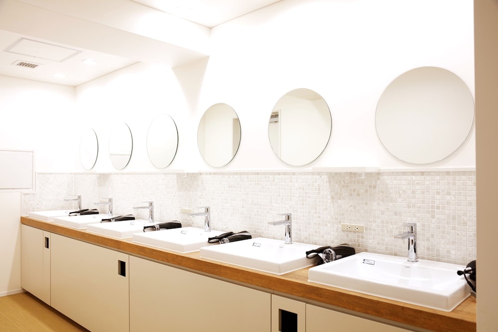 [プライベートルーム] 二段ベッド2名用 [シャワー&トイレ共用] 禁煙 共用バスルーム1 | WeBase 博多 ホステル