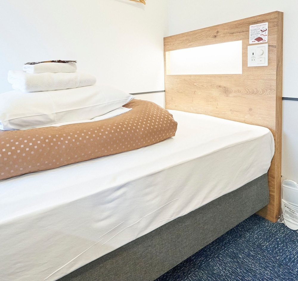 [プライベートルーム] ツイン [シャワー&トイレ共用] 禁煙 客室6 | WeBase 博多 ホステル