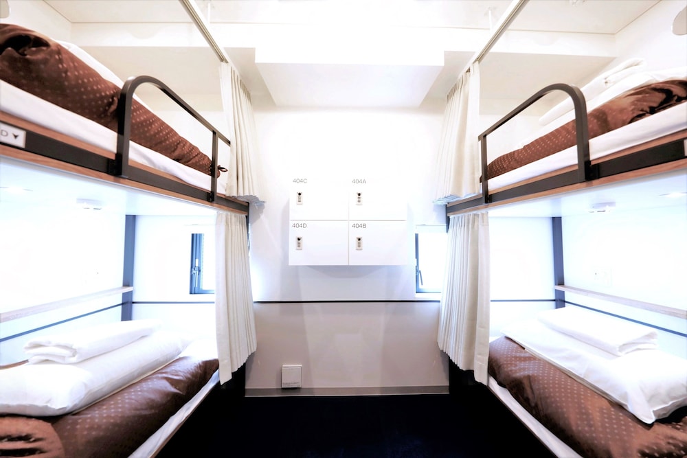 [プライベートルーム] 二段ベッド4名用 [シャワー&トイレ共用] 禁煙 | WeBase 博多 ホステル