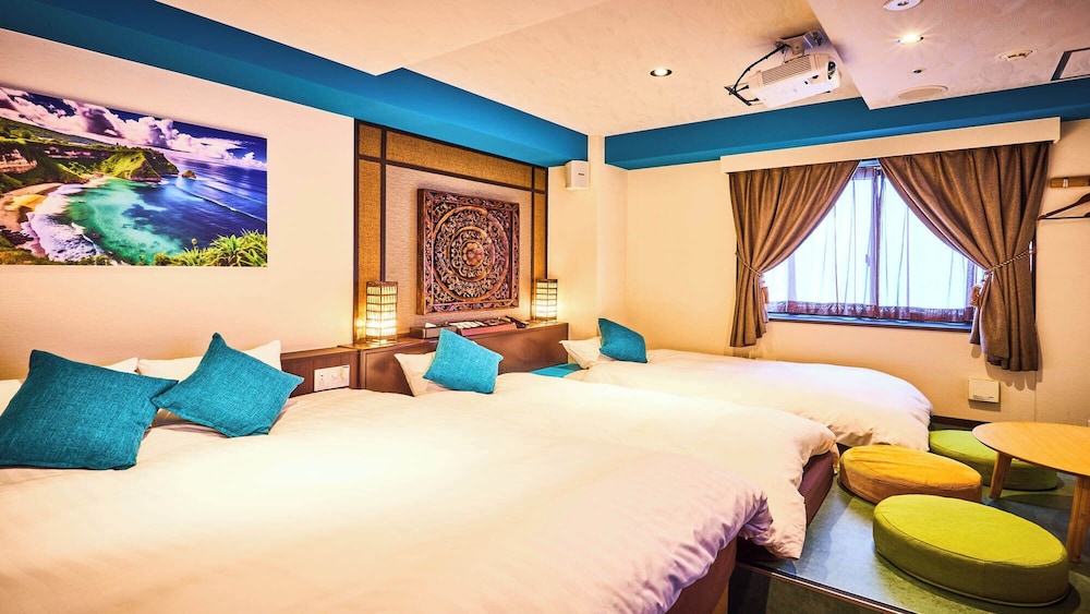 カジュアル4 トリプルベッド+プロジェクター/アルコール飲み放題無料 (禁煙) | ホテルK6 大阪なんば店