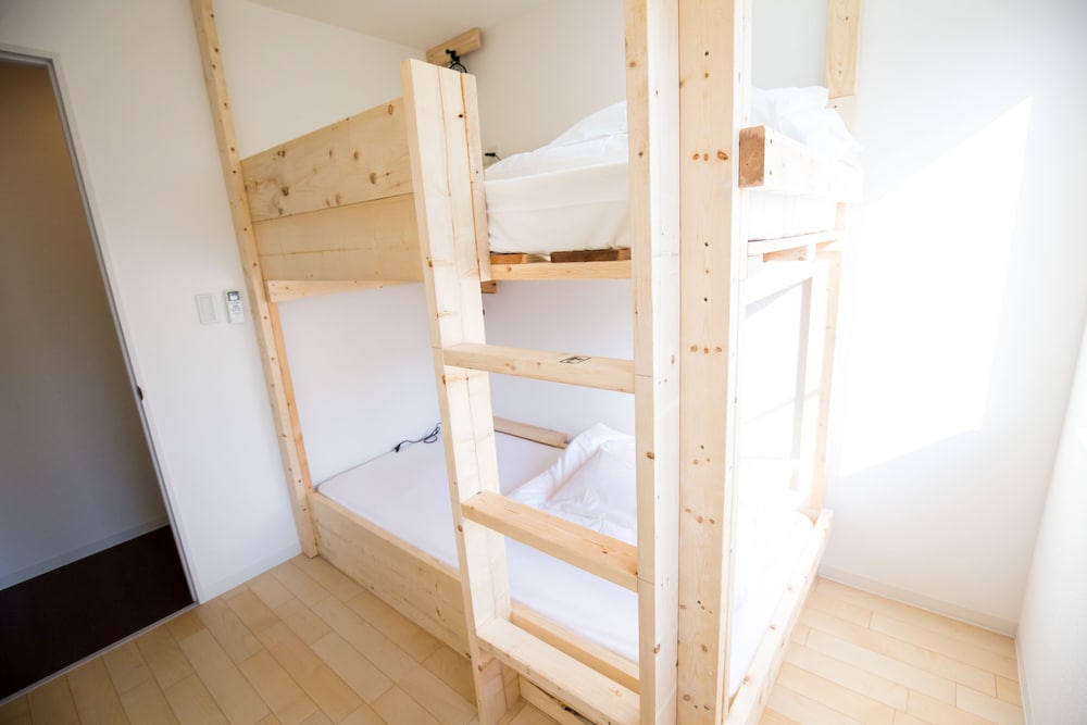 個室 ツインルーム 客室1 | IZA 江ノ島ゲストハウス＆バー