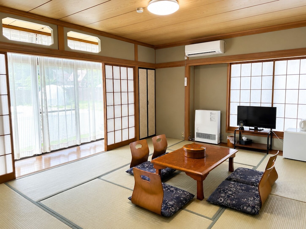 デラックス ルーム 禁煙 | 山中湖旅館 梁山-RYOZAN-