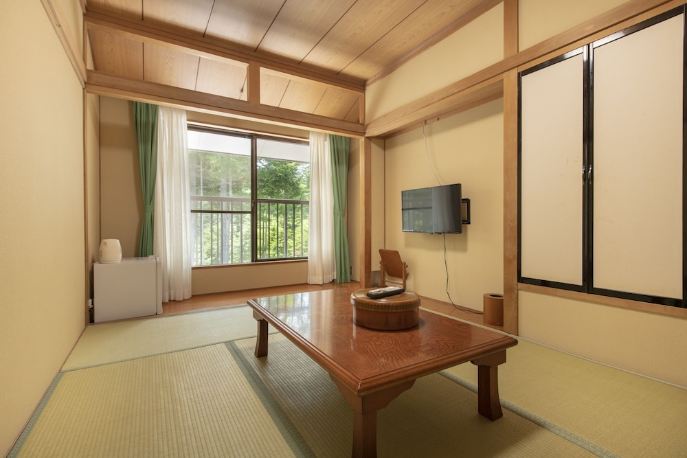 デラックス ルーム 禁煙 | 山中湖旅館 梁山－RYOZAN－