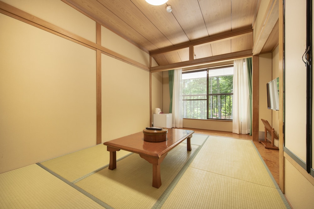 デラックス ルーム 禁煙 客室3 | 山中湖旅館 梁山－RYOZAN－