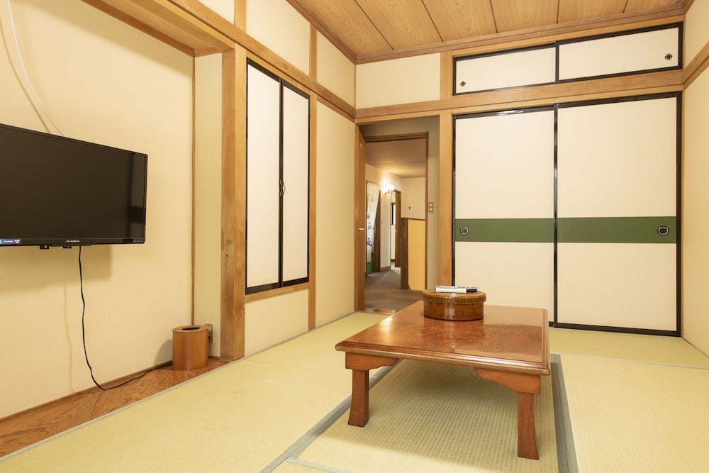 デラックス ルーム 禁煙 客室5 | 山中湖旅館 梁山－RYOZAN－