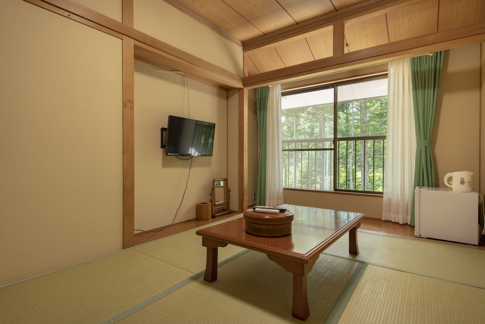 デラックス ルーム 禁煙 客室4 | 山中湖旅館 梁山－RYOZAN－