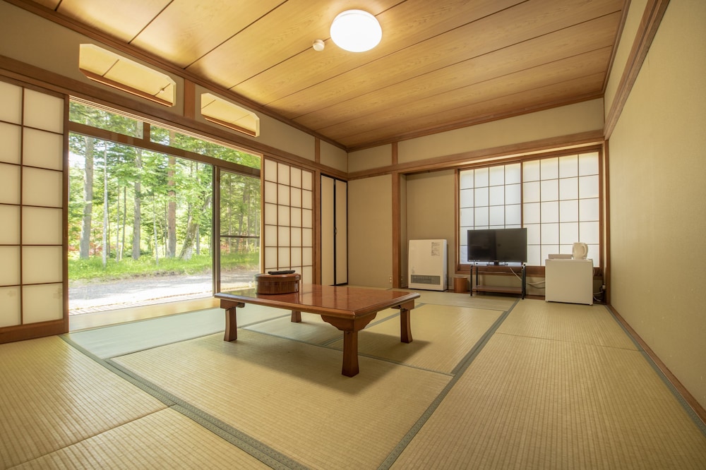 デラックス ルーム 禁煙 客室2 | 山中湖旅館 梁山－RYOZAN－