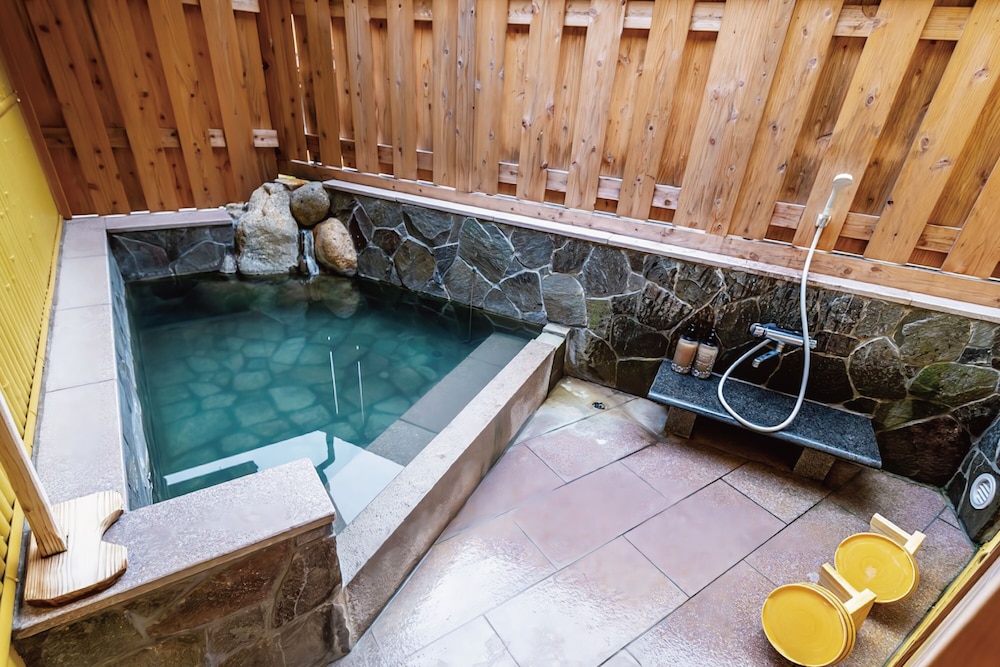 7.5畳和室（バス・トイレ共用） 共用バスルーム2 | ジェイホッパーズ熊野湯峰ゲストハウス